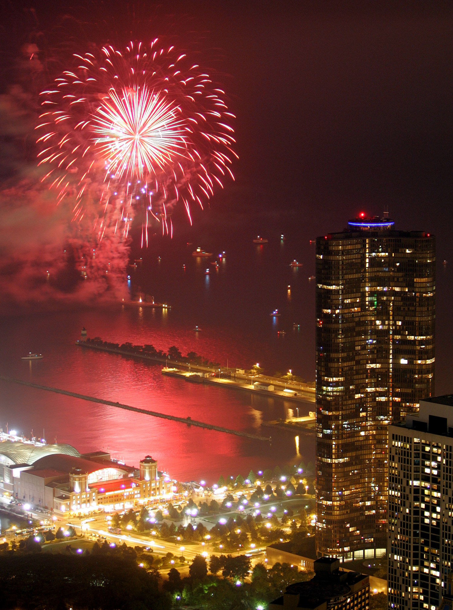 Lake Point Tower, Chicago - Fireworks. © Mathias Beinling
